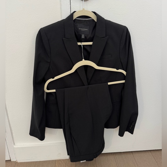 Banana Republic Black Suit - Blazer / Ryan Trouser 8Petite - Picture 1 of 7